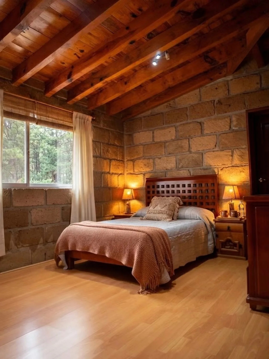 Espacio interior con techo de madera y ambiente cálido