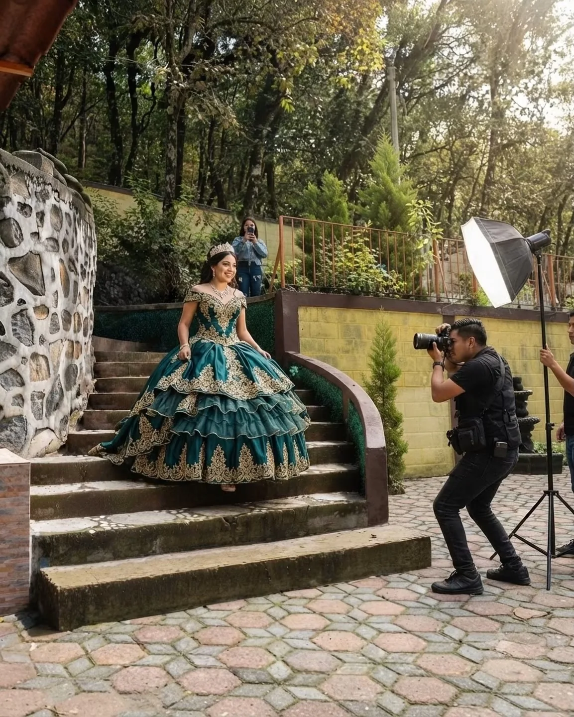 Sesión fotográfica de quinceañera en escalinata de Casa 63